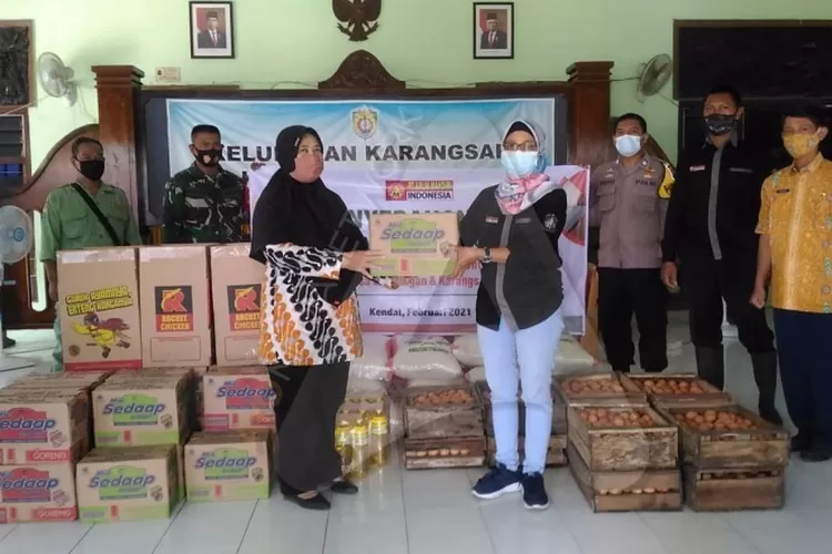 Bantuan dari PT Arum Mandiri Grup berupa bahan makanan diberikan kepada pemerintah kelurahan Karangsari Kecamatan Kota Kendal Kamis (11/02/2021) untuk warga yang rumahnya masih tergenang banjir. (edi prayitno/kontributor kendal)