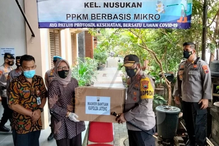 Kapolda Jawa Tengah Irjen Pol Ahmad Luthfi memberikan masker kepada Lurah Nusukan Tutik Sriwahyuni, di Posko PPKM Mikro, dalam kunjungan kerjanya di Kota Solo, Sabtu (13/2/2021). (Ayosemarang/Budi Cahyono)