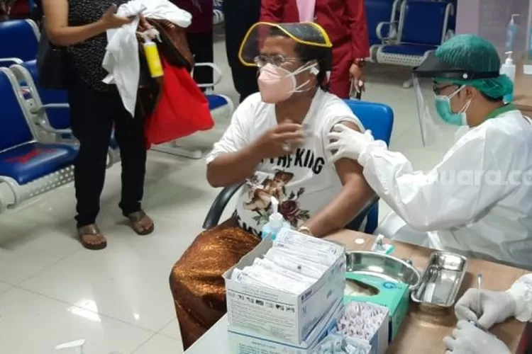 Hotman Paris mendapat vaksin Covid-19 di RSUD Koja, Jakarta Utara, Selasa (23/2/2021). (Ismail/Suara.com)