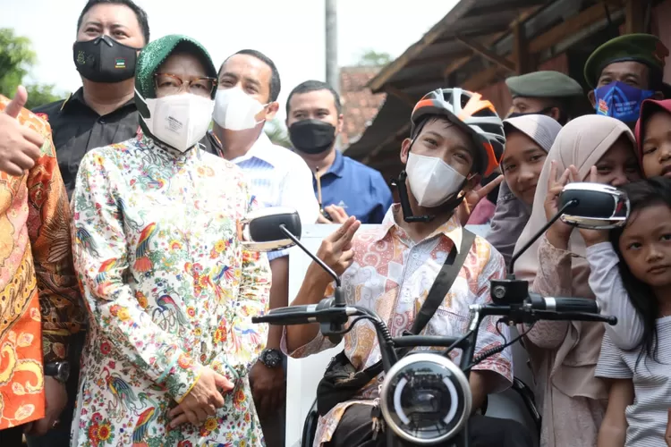 Menteri Sosial Tri Rismaharini memberikan sepeda motor elektrik rida 3 untuk Gading di Pekalongan Minggu 16 Mei 2021 (dok Kemensos)