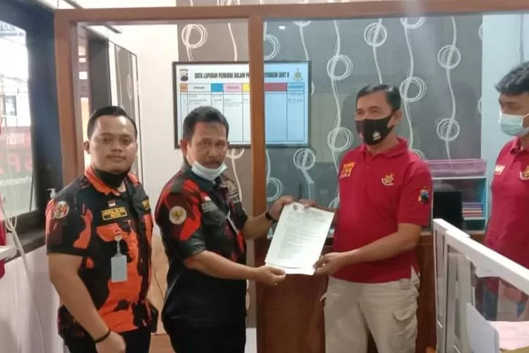 Ketua MPC Pemuda Panacasila Kabupaten Batang M Sodik SE SH menyerahkan surat pengaduan ke Satuan Reskrim Polres Batang, 2 Juni 2021. (dok)
