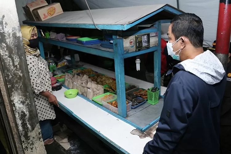 Wali Kota Semarang Hendrar Prihadi melakukan sidak PPKM Darurat di Gayamsari pada Selasa 6 Juli 2021. Selain melakukan sidak Hendi juga memborong gorengan pemilik angkringan. (Humas Pemkot)