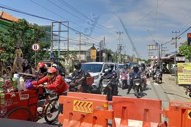 Kota Tegal masuk kategori PPKM Level 4.  Suasana penyekatan di Jalan Teuku Umar, Kota Tegal, Kamis 15 Juli 2021. (AyoSemarang.com/Lilisnawati)