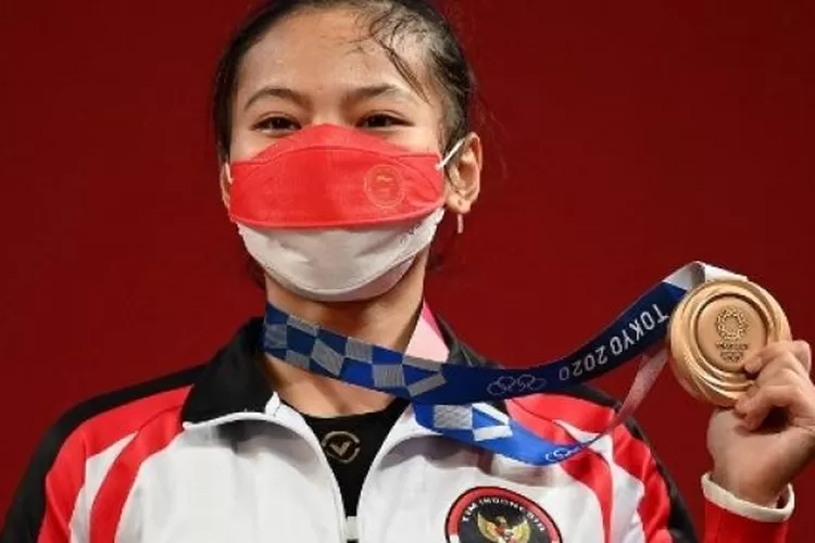 Windy Cantika Aisah menjadi penyumbang medali pertama bagi Indonesia di Olimpiade Tokyo 2020.  (Vincenzo PINTO / AFP)
