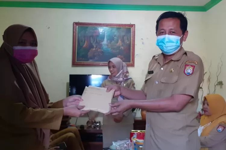 Ketua Forsekdesi Budi Ristanto memberikan sumbangan donasi dari sesama carik untuk korban kebakaran di Desa Kedungsuren Kaliwungu Selatan Senin 26 Juli 2921. (edi prayitno/kontributor Kendal)