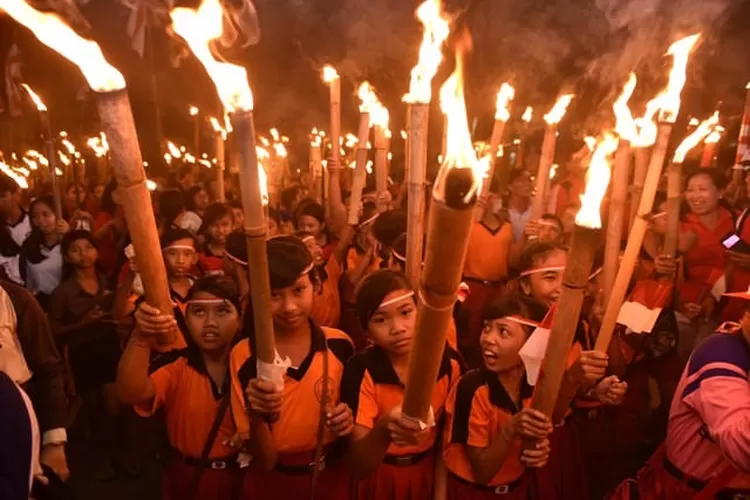 Sambut Hari Kemerdekaan Orang Pawai Obor Di Lumintang Bali Express