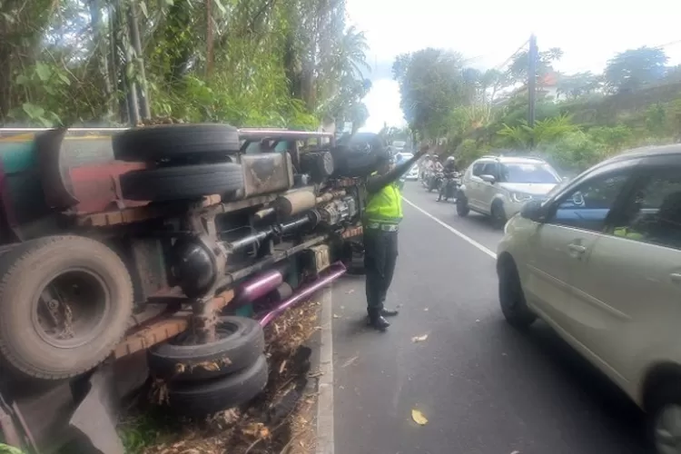 Ambil Haluan Terlalu Ke Kiri, Truk Angkut Beras Seberat 3 Ton Terguling ...