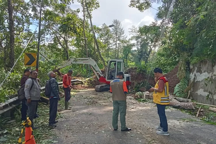 Longsor, Salah Satu Jalur Menuju Pura Agung Besakih Tertutup - Bali Express