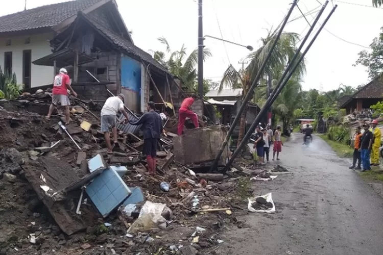 Hujan Guyur Karangasem, Dapur Dan Kamar Mandi Warga Jebol - Bali Express