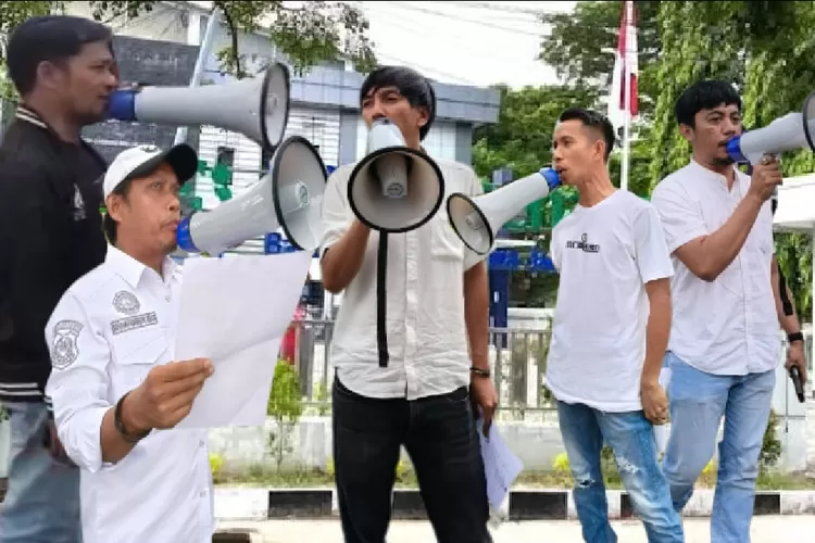Kartu BPJS Kerap Nonaktif, Perangkat Desa Seruduk Kantor BPJS Bulukumba