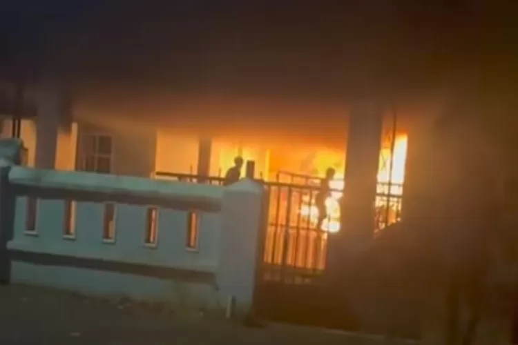 BREAKING NEWS: Kantor Desa Benteng Malewang Dilalap Api