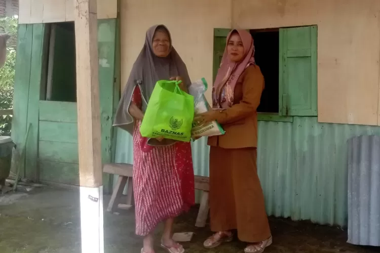 Tujuh Lansia di Desa Tamaona Terima Bantuan Sembako dari BAZNAS Bulukumba