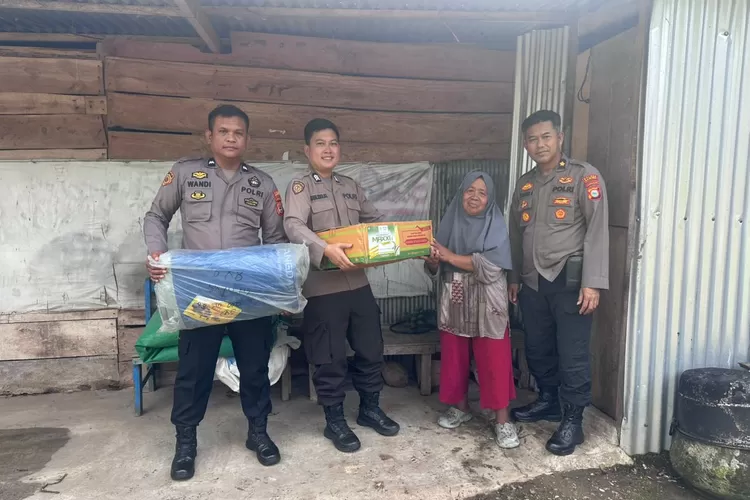 Peduli Pertanian, Polres Bulukumba Bantu Bibit dan Terpal Petani Desa Taccorong