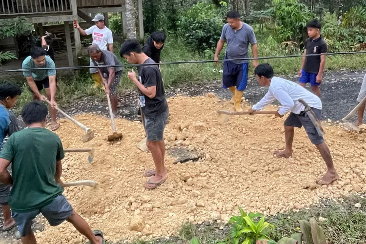 Warga Desa Garuntungan Swadaya Perbaiki Jalan Rusak, Dua Anggota DPRD Turut Membantu