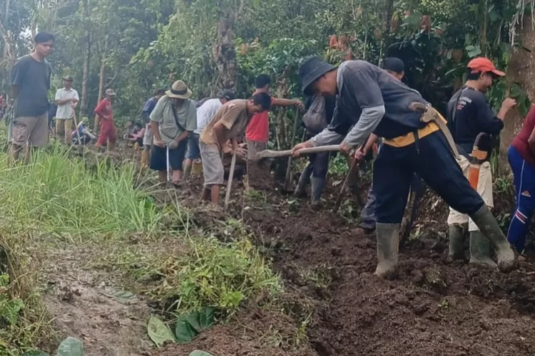 Warga Desa Tamaona Tetap Rawat Budaya Gotong Royong, Rintis Jalan Tani Secara Swadaya