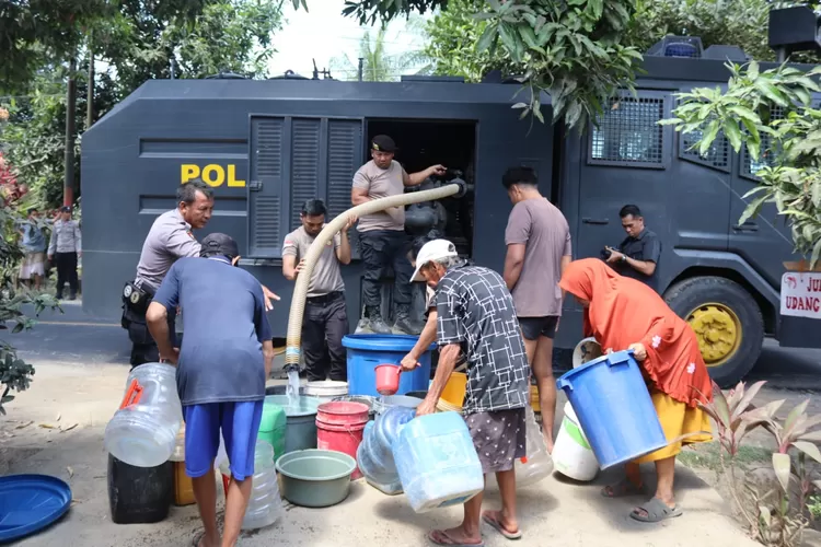 Sumur Mengering, Polisi Bulukumba Bawa Air