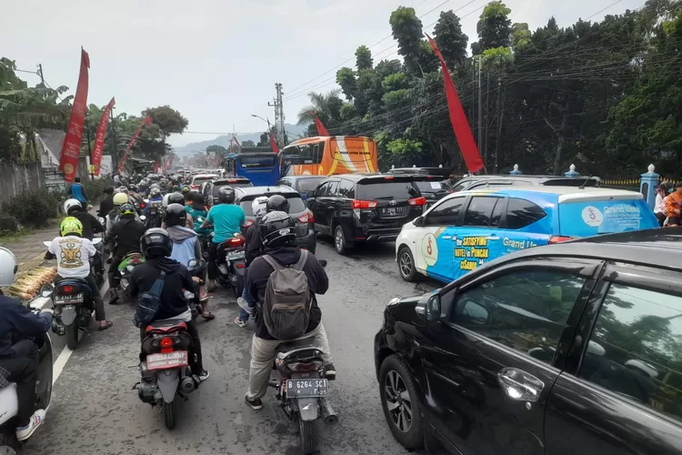 Lalin Puncak Bogor Mulai Padat, Polisi Bogor Berlakukan One Way Arah ...