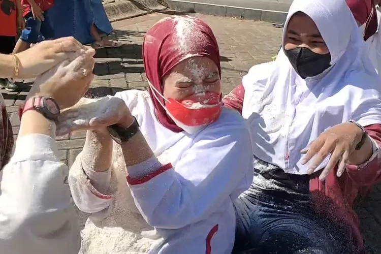 Keseruan dalam lomba estafet tepung.