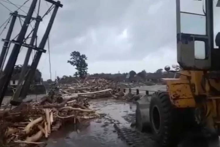 Banjir Bandang Landa Jembrana Jalan Denpasar Gilimanuk Ditutup Denpost