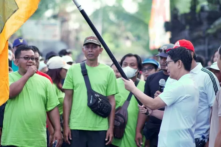 Sekda Adi Arnawa Lepas Jalan Santai St Putra Presada Desa Gulingan Denpost