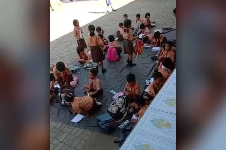 Kurang Kelas Siswa Sdn 1 Alasangker Belajar Di Halaman Sekolah Denpost 0074