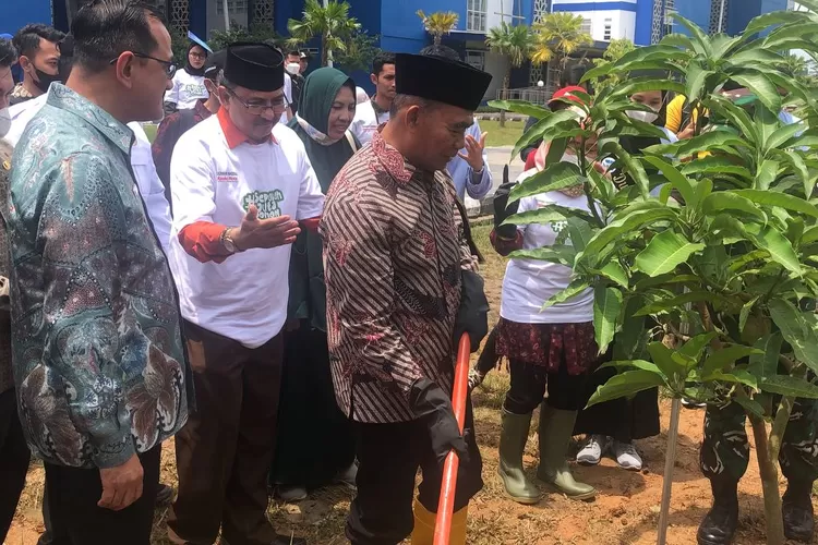 Hijaukan Kampus UIN Raden Fatah Palembang,Menko PMK Tanam Pohon Mangga ...