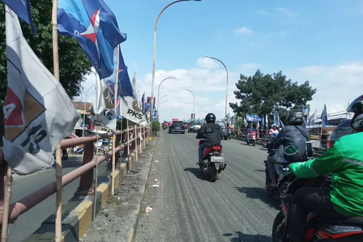 Atribut Parpol Bertebaran Di Ruang Publik, Satpol PP Cimahi Imbau Tak ...