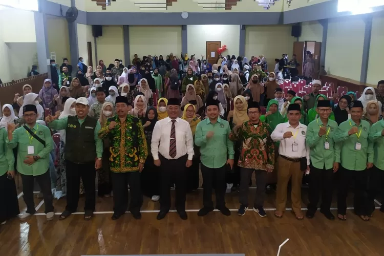Ketua FKDT Sumedang (tengah) bersama Asda Ekbang (memakai dasi), Kasi PD Pontren Kemenag Sumedang, Ketua FKDT Jawa Barat berfoto bersama peserta Porsadin ke-6, Kamis (7/7/2022) di Aula Kemenag Sumedang. (ist)
