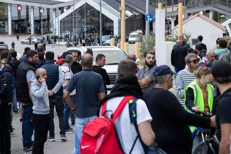 ilustrasi warga Rusia pilih  kabur daripada mengikuti wajib militer.