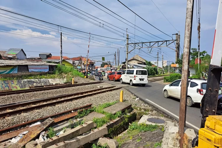 Perlintasa kereta api di Kebon Pedes, Kecamatan Tanah Sareal, menjadi salah satu titik kemacetan di Kota Bogor, yang setiap hari terjadi. Foto: Sofyansyah/Radar Bogor