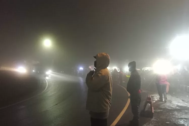 BAHAYA : Kabut tebal menyelimuti kawasan Puncak Pass.  (Halimah/ RBG.ID)