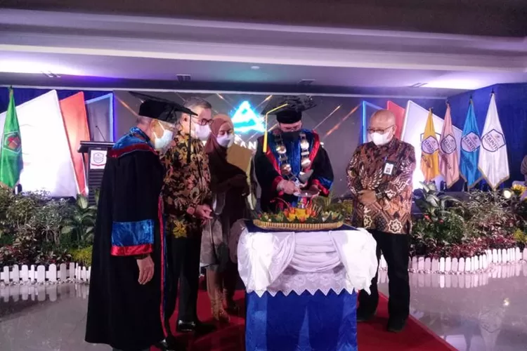 Dies Natalis Ke-1, Rektor Upertis Sampaikan Capaian Dalam Bunga Rampai ...