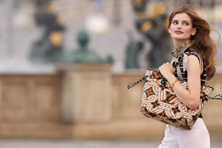 Rilisan Artikel Tas Louis Vuitton Terbaru Mirip Batik, Benarkah?