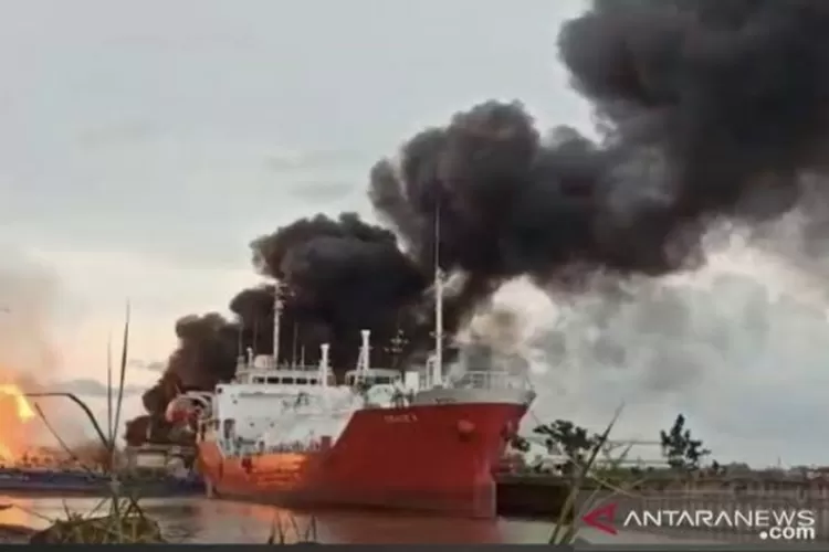 Kapal tanker meledak. Foto: antara