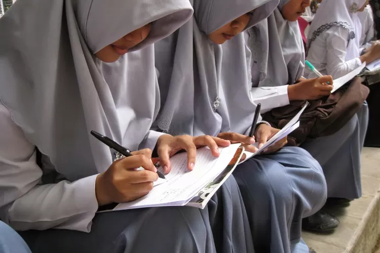 MUI: Sekolah Berhak Perintahkan Murid Pakai Jilbab! Tapi… - Hops ID