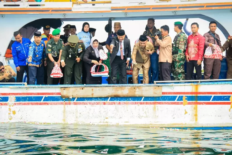 Hari Pahlawan, Bupati Pohuwato Dan Forkopimda Tabur Bunga - Hulondalo