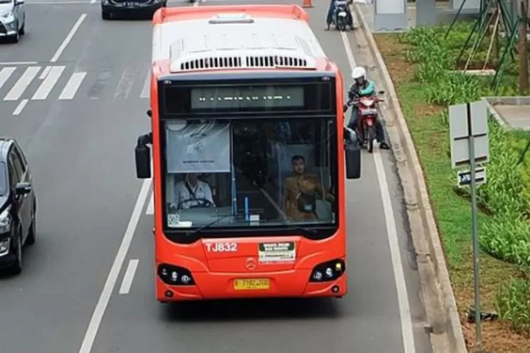 Kawasan DPR Ditutup, TransJakarta Alihkan Rute - Indozone News