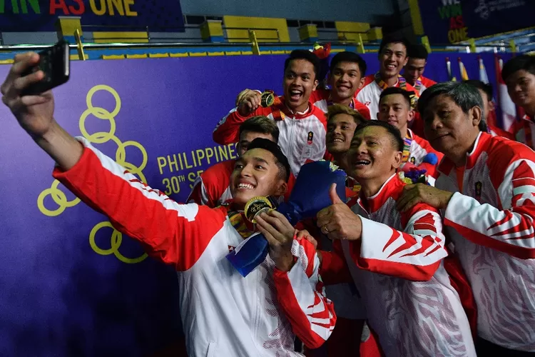 FOTO: Kegembiraan Tim Bulu Tangkis Putra Usai Raih Emas SEA Games 2019 ...