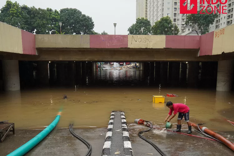 FOTO: Underpass Kemayoran Masih Terendam Banjir - Indozone News