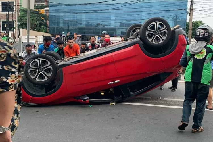 Duh! Diduga Sopir Mengantuk, Mobil Ini Tabrak Separator Hingga ...