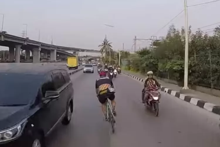 Video Viral, Pesepeda Lawan Arus Di Jalan Raya Hingga Masuk Dalam Gang ...