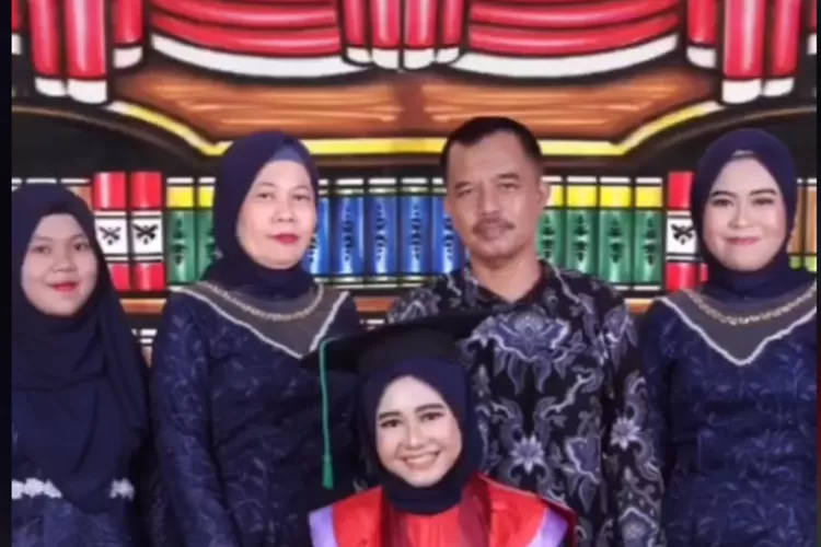 Cewek Ini Masukan Foto Almarhum Ibu ke Foto Wisudanya, Bikin Netizen