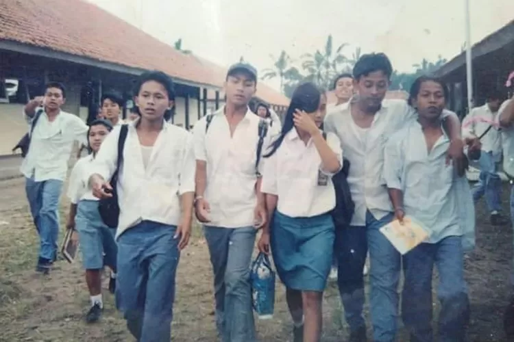 Foto Lawas Siswi Sma Tahun 1994 Yang Dikawal Banyak Cowok Netizen