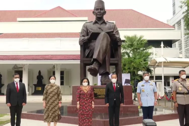 Megawati Resmikan Patung Bung Karno Di Halaman Kantor Lemhannas ...