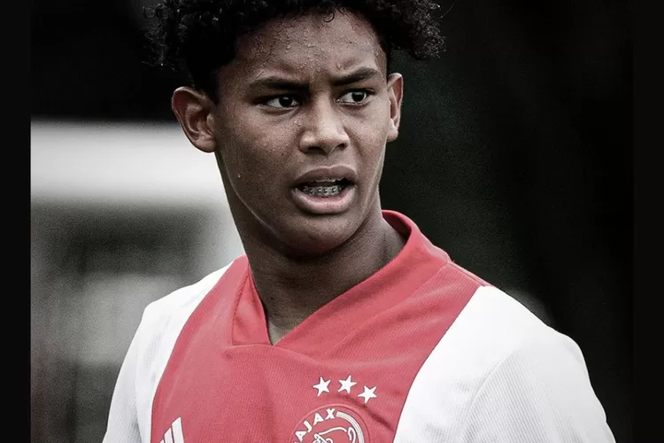 Pemain Berdarah Indonesia Noah Gesser Meninggal, Ajax Kibarkan Bendera ...