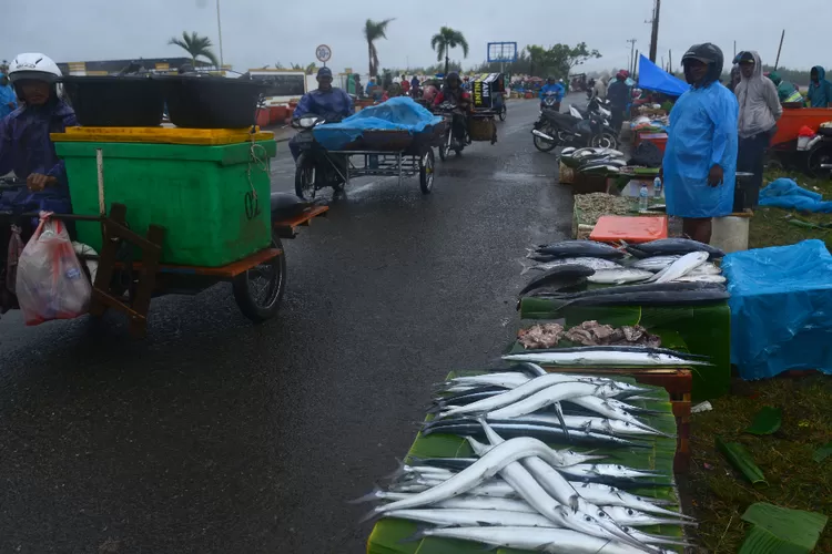 Foto Pedagang Ikan Gelar Aksi Berjualan Di Jalan Pelabuhan Lampulo