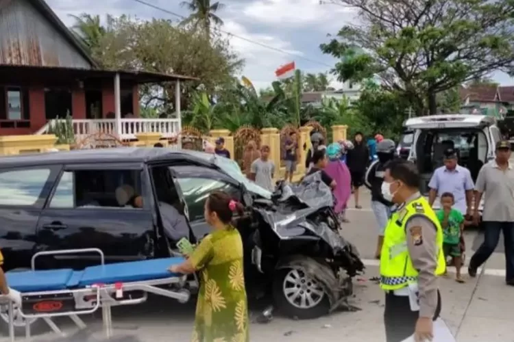 Tragis Mobil Innova Tabrak Truk Yang Sedang Berhenti Di Barru Sulsel