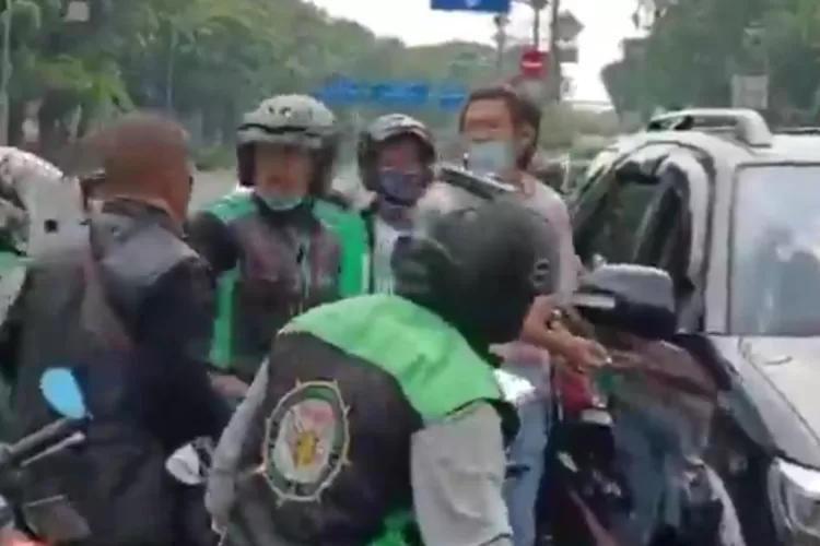 Pengendara Fortuner Dan Honda Beat Ribut Di Tengah Jalan Aksi Keduanya Bikin Jalan Macet