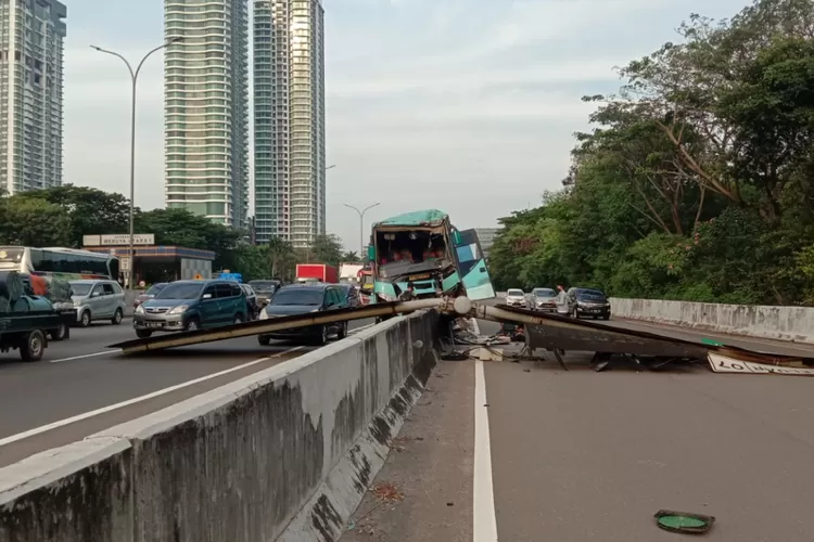 Kronologi Viral Bus Tabrak Rambu Di Tol Jakarta, 4 Orang Luka Luka ...