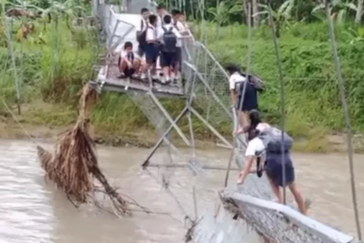 Miris! Demi Sekolah, Pelajar Nias Utara Harus Bergelantungan Di ...